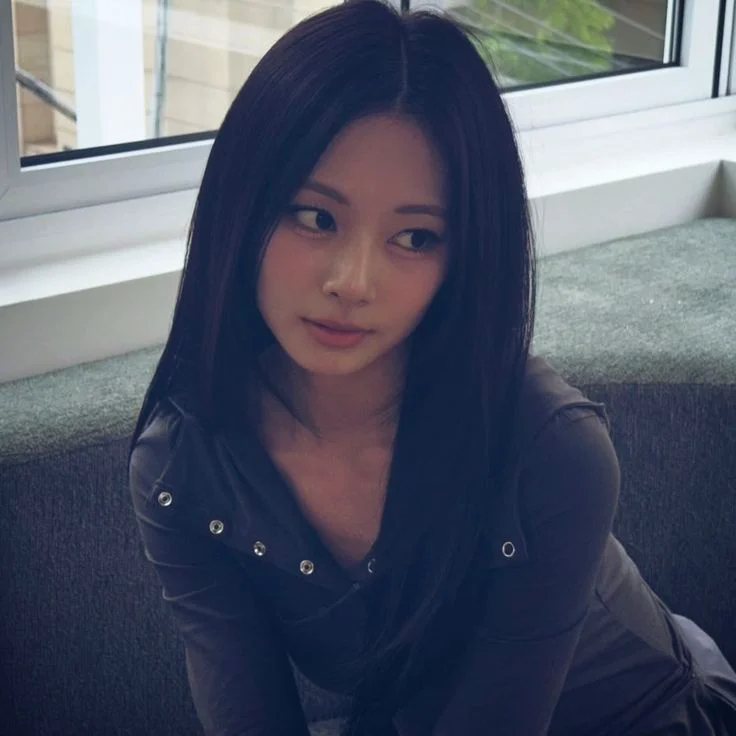 Chou Tzuyu (周子瑜)